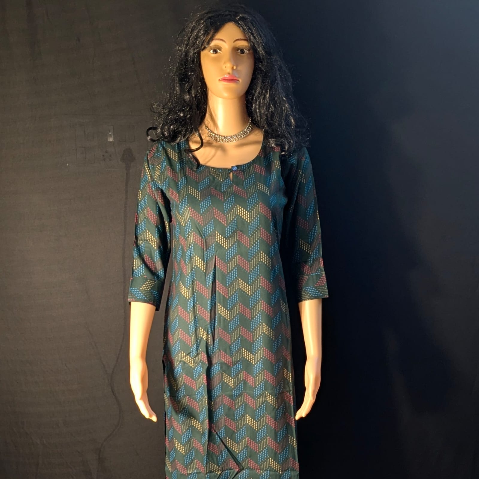 Emerald Charm Capsule Model Kurti – Simple Neck Design